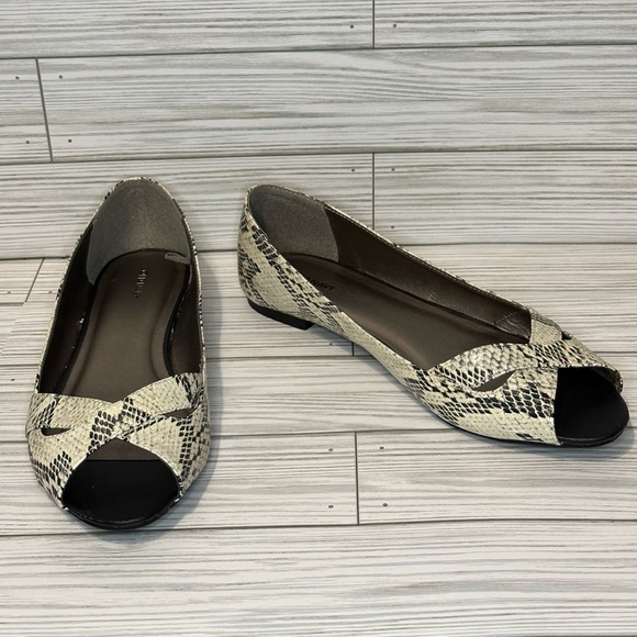 Old Navy Snake Skin Flat Sz 9 NWOT - Picture 2 of 2